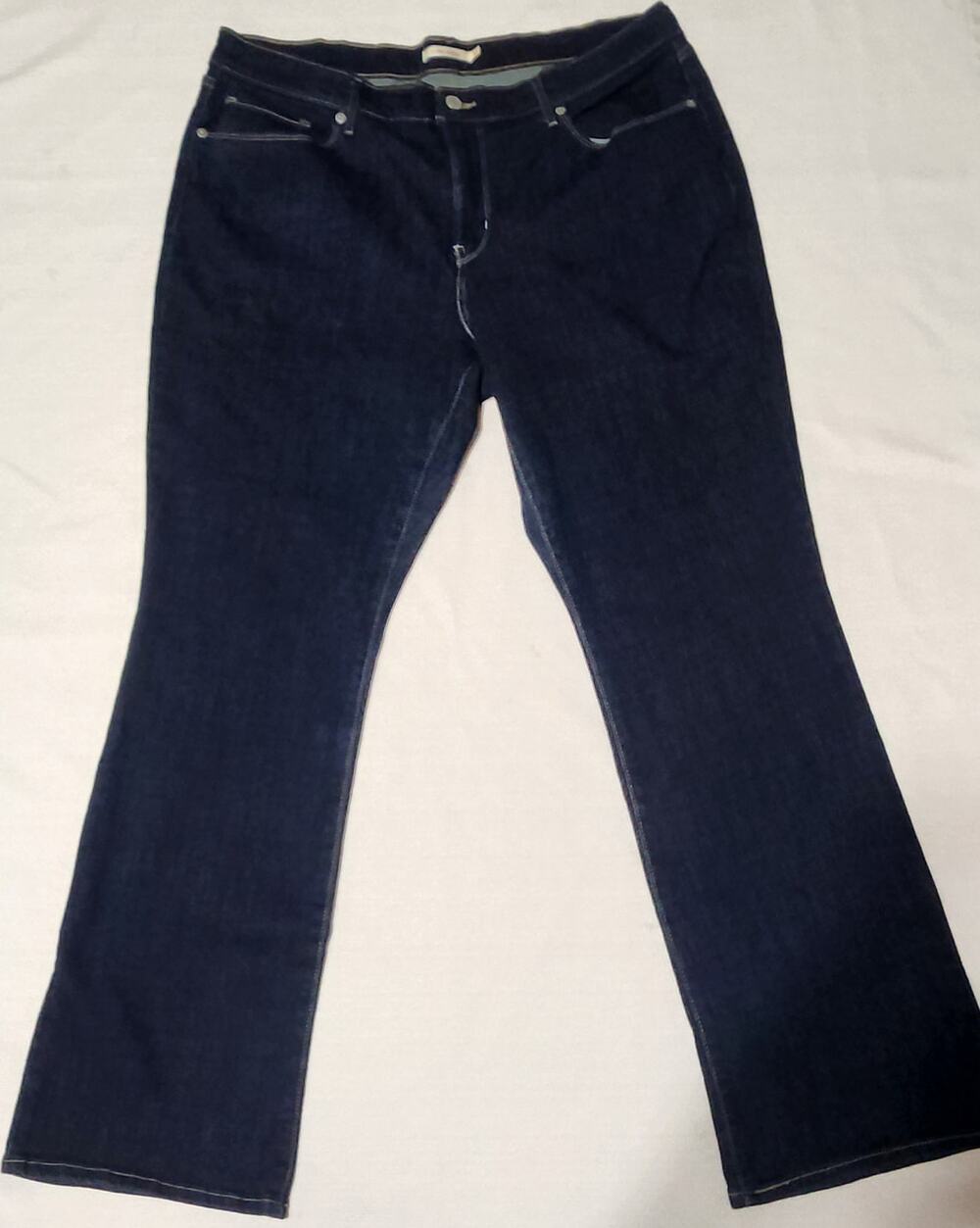 Levi's classic bootcut women's waist 34'' length 32''